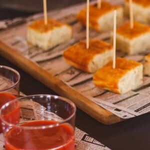 Pinchos de tortilla sobre una tabla