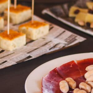 Tapas de tortilla, jamón serrano y queso