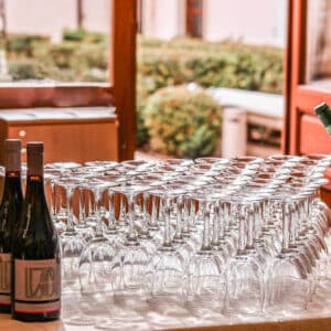 Copas y botellas de vino preparadas para servir