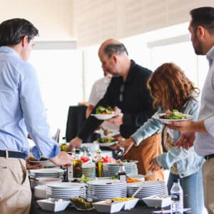 Personas sirviéndose comida