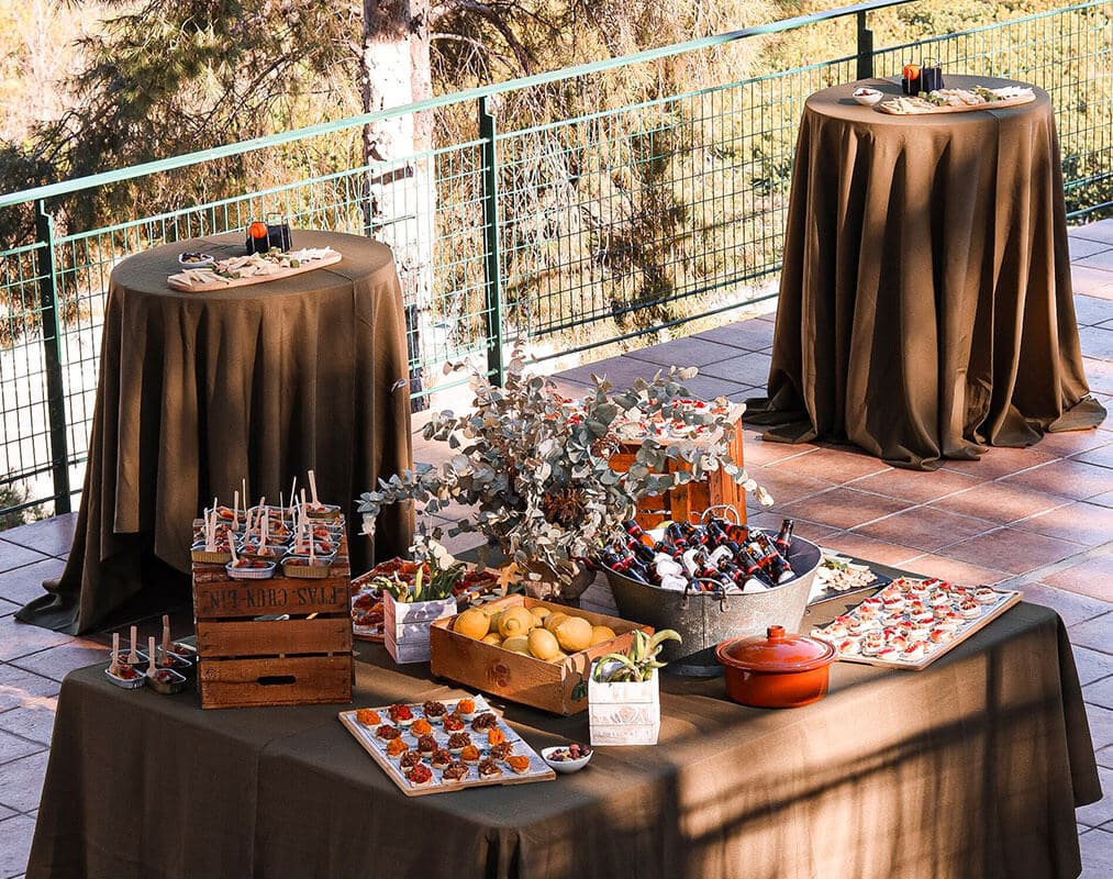 Mesas para degustación en el exterior