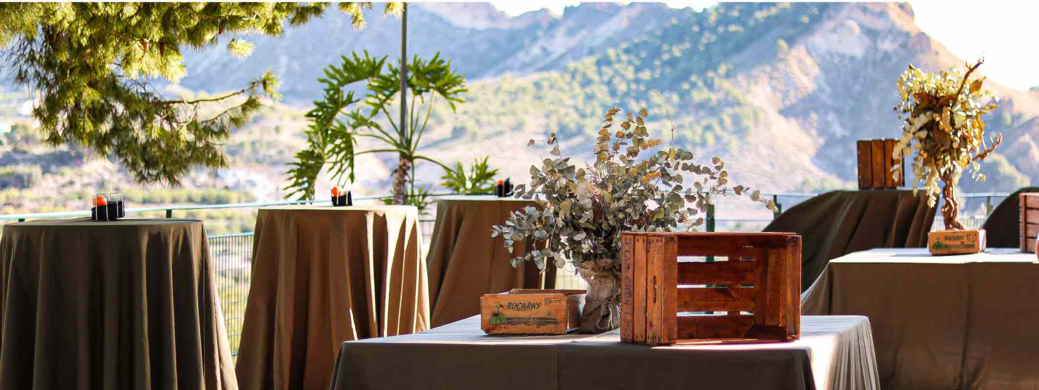 Mesas preparadas para evento en terraza exterior en la naturaleza