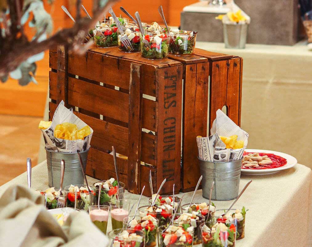 Mesa decorada con una caja de madera y tapas variadas