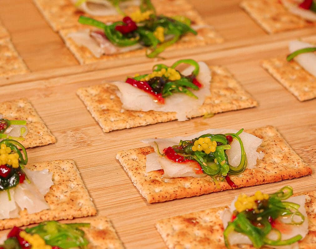 Tostas con bacalao y verduras