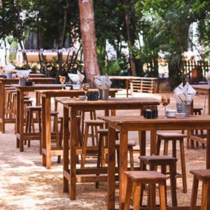 Espacio al aire libre preparado para catering