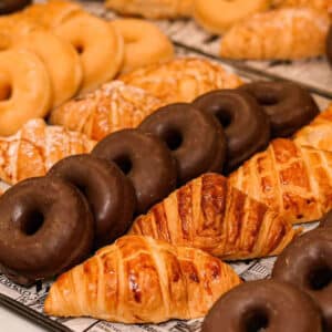 Croissantes y Donuts de chocolate para desayuno